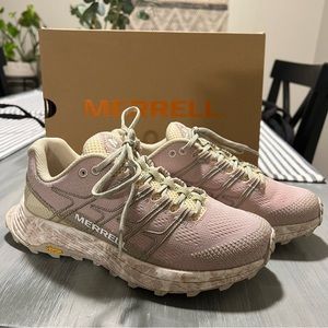 *NWT* Merrell Moab Flight trail runner hiking shoe size 6 (women) rose color